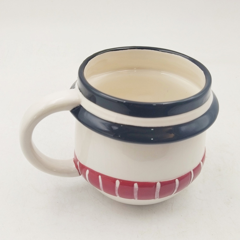 Keramische Weihnachtsbecher mit glänzender Oberfläche