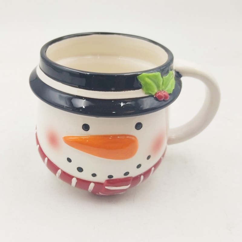 Keramische Weihnachtsbecher mit glänzender Oberfläche