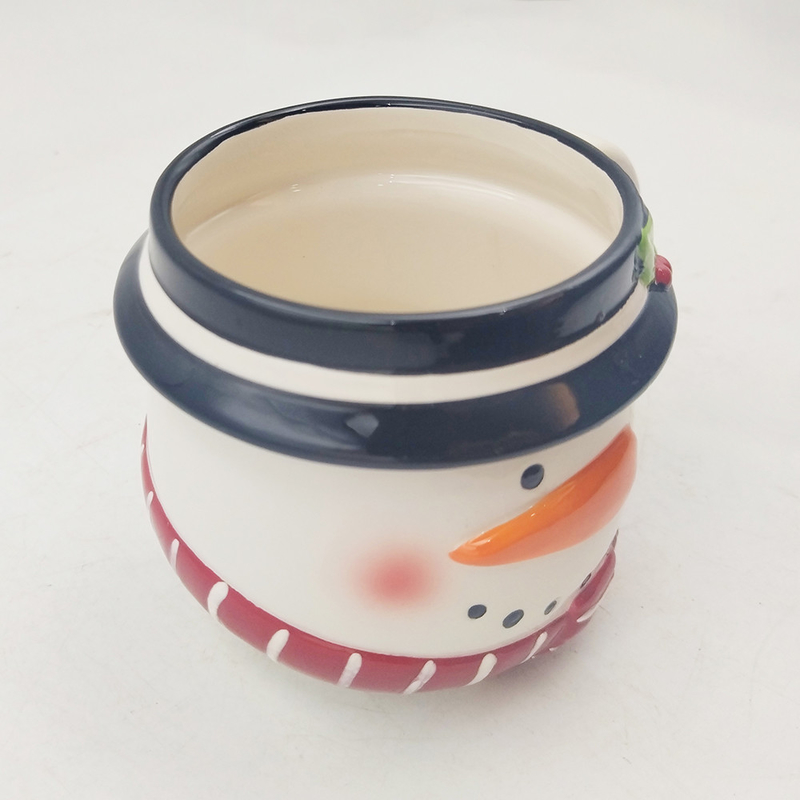 Keramische Weihnachtsbecher mit glänzender Oberfläche