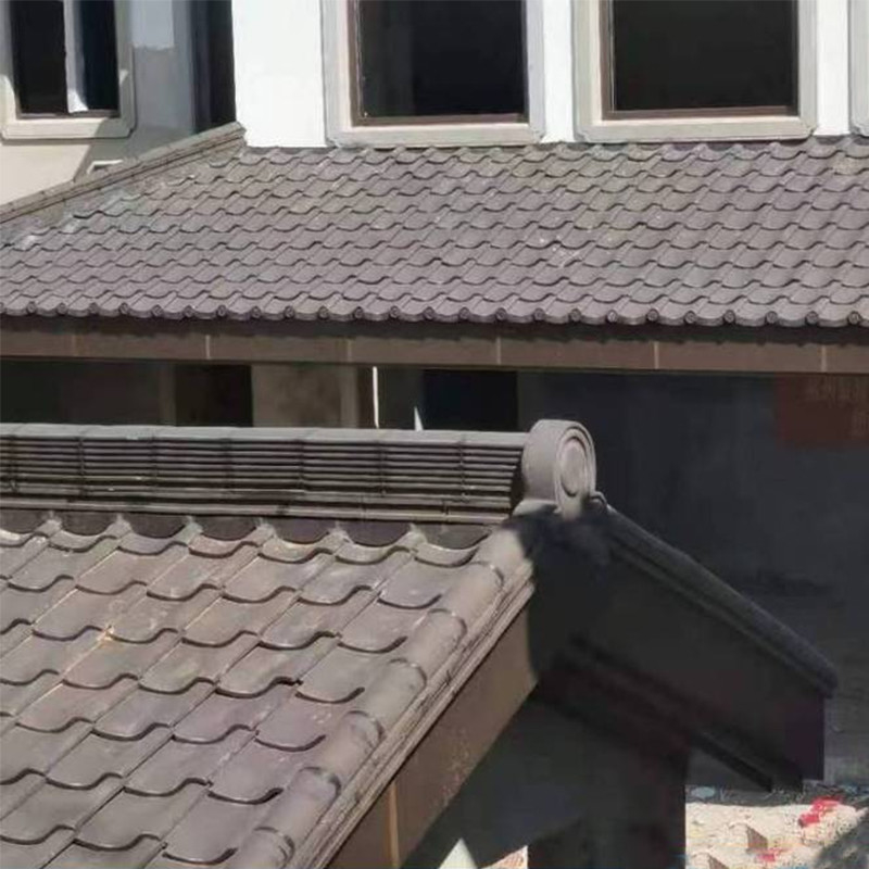 Traditionelle japanische Keramikdachfliesen Handgefertigtes Tonmaterial Rotbraun Ideal für Tempel und Gärten