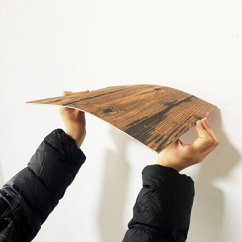 Außerhalb keramischen ahmen Sie Holzoberfläche nach, die flexible Wand errichtendes dekoratives Material mit Ziegeln deckt