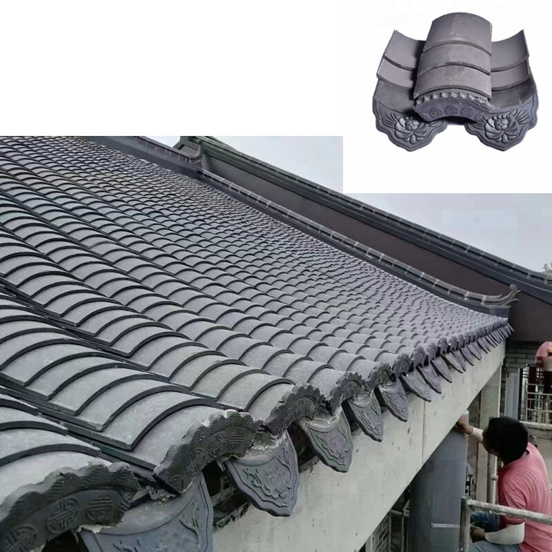 Traditionelle chinesische graue Dachziegel aus Ton mit dekorativen Traufen, antike asiatische geschwungene Dachziegel für Pagoden & Tempel