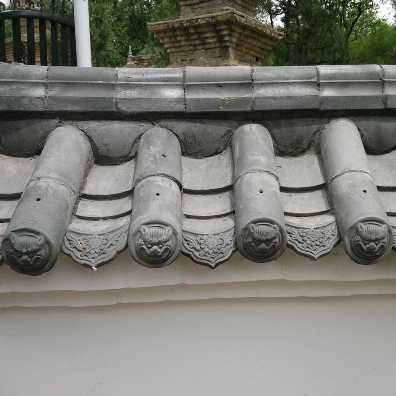 Traditionelle chinesische Dachziegel aus Ton für wellenförmige Wolkenwände, antike graue Mauerabdeckungen für geschwungene Hofumzäunungen