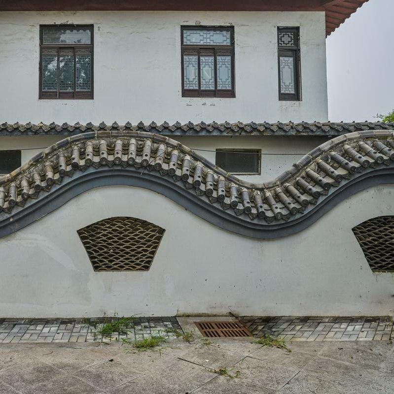 Traditionelle chinesische Dachziegel aus Ton für wellenförmige Wolkenwände, antike graue Mauerabdeckungen für geschwungene Hofumzäunungen