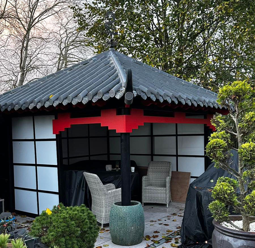 Japanischer und chinesischer Stil Outdoor-Teehaus-Pavillon Gemütlicher Innenhof-Gazebo mit Hüftdachfliesen-System und aufgerichteten Ecken